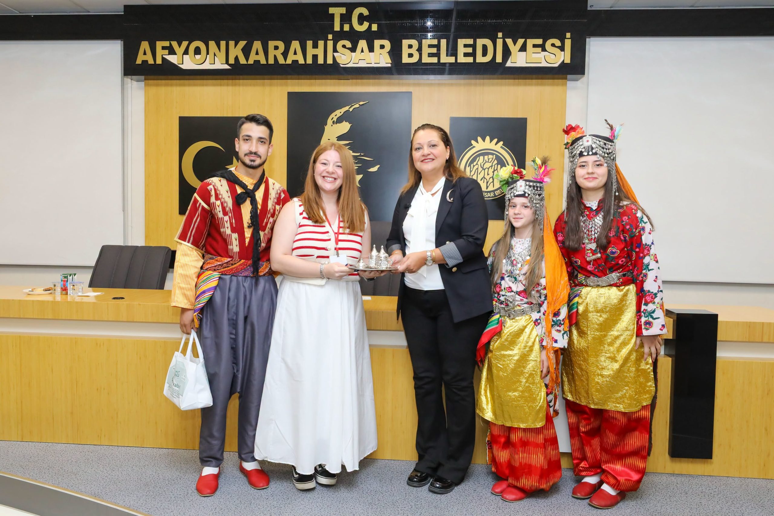 Başkan Köksal, halk oyunları ekiplerini ağırladı