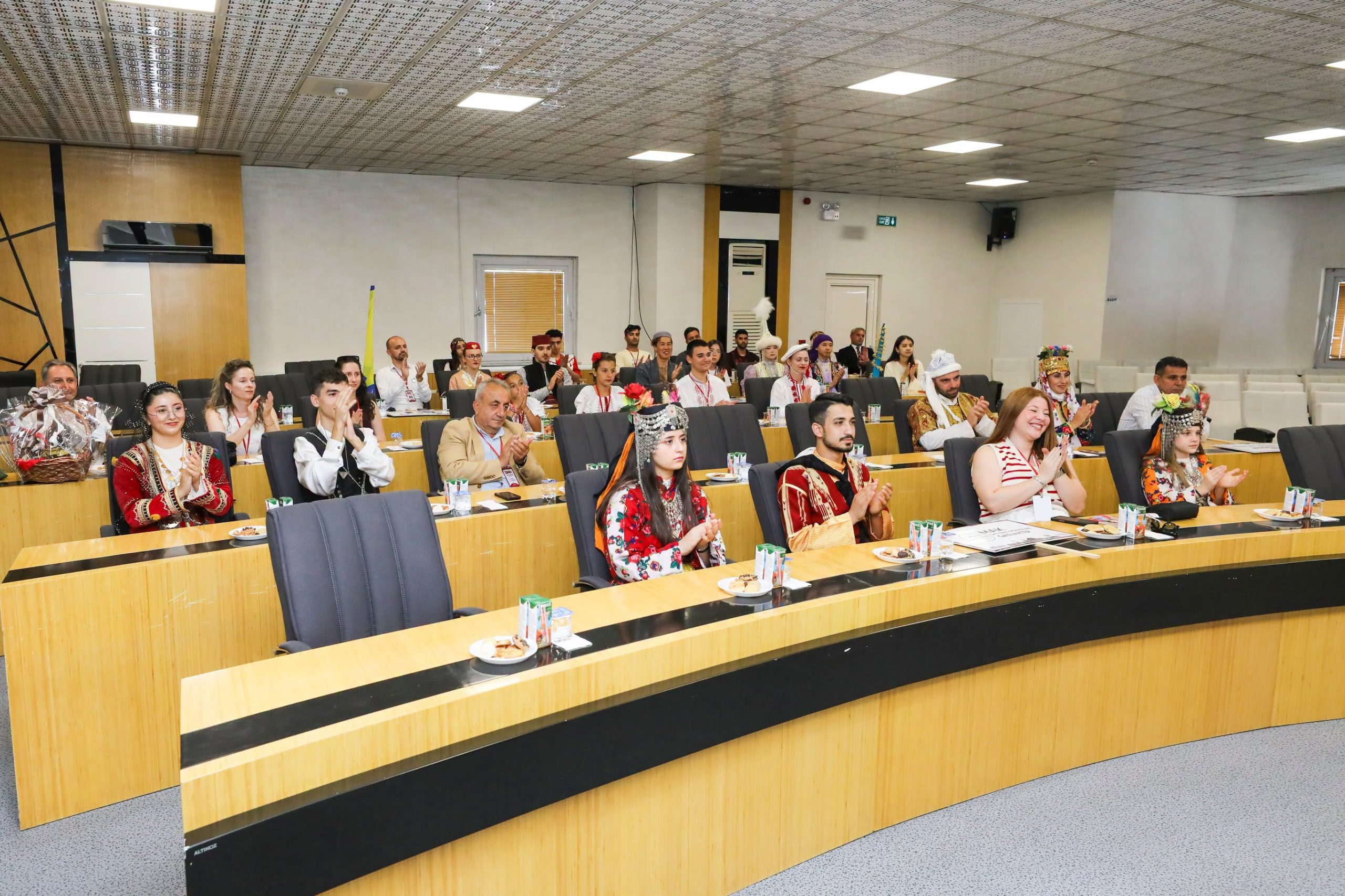 Başkan Köksal, halk oyunları ekiplerini ağırladı