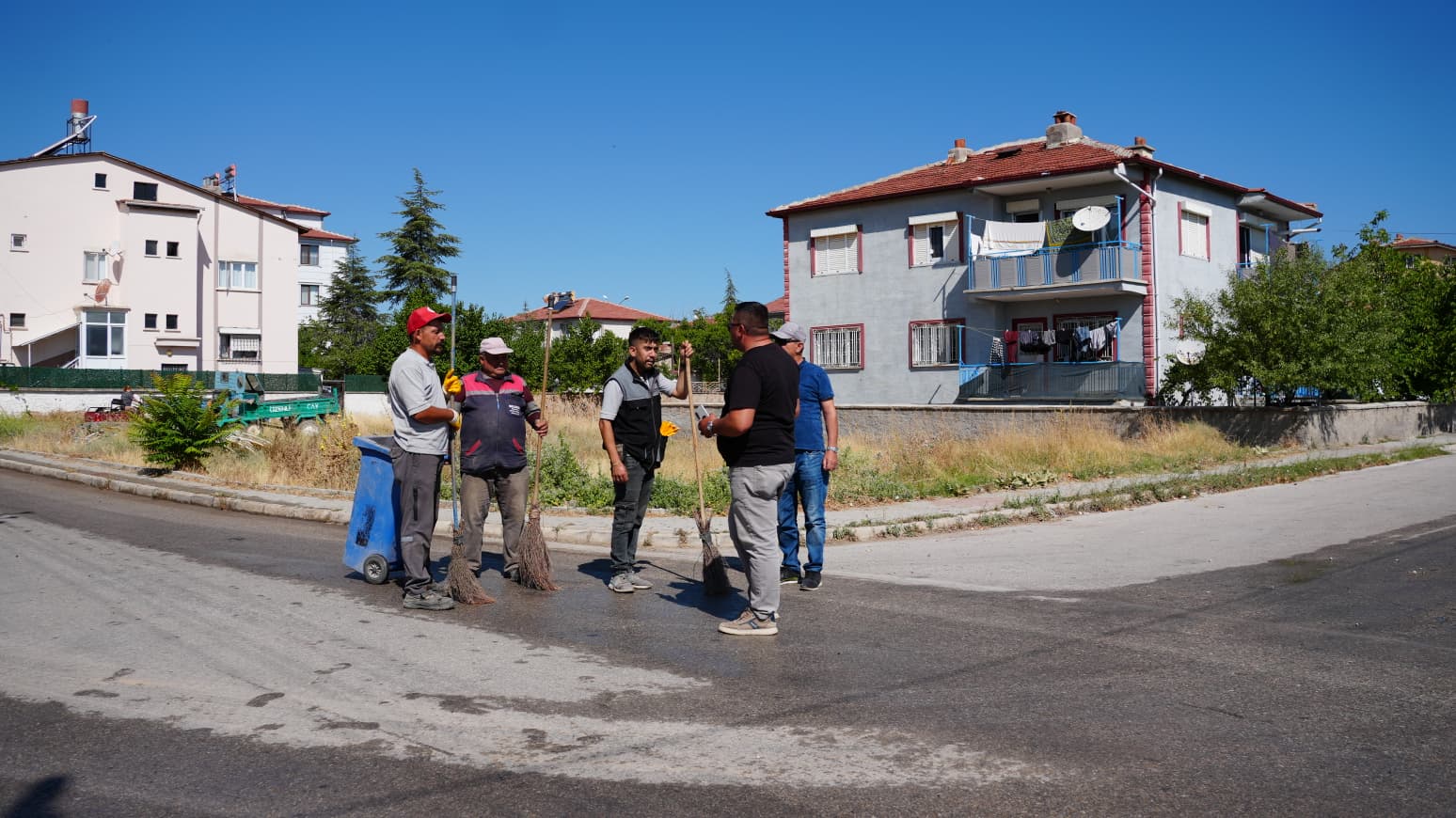 Bolvadin Belediyesi’nden Bademli’de detaylı temizlik