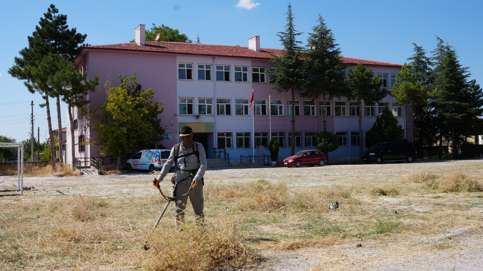 Bolvadin’de okul bahçelerinde hummalı çalışma