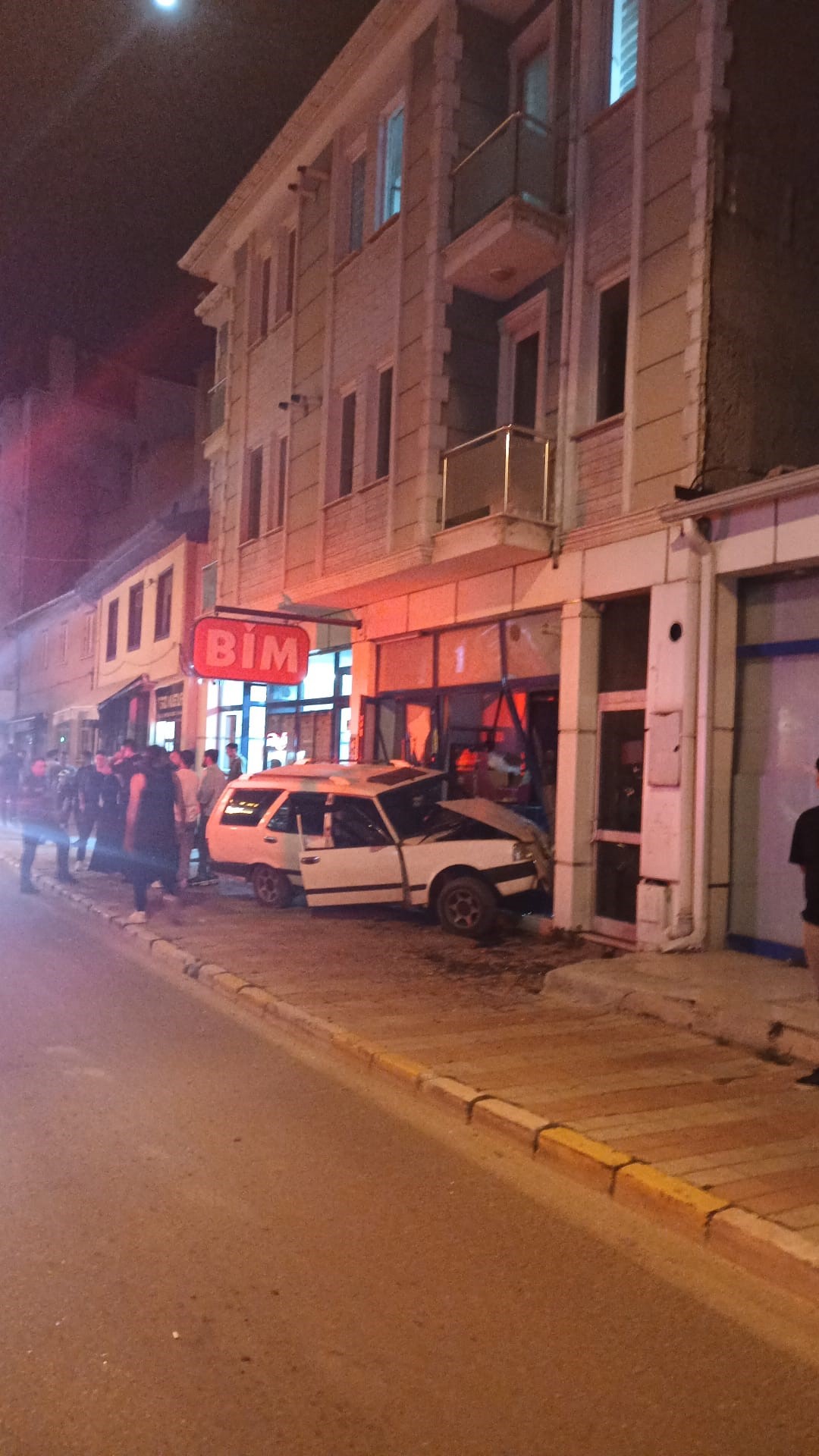 Bolvadin’de otomobil markete daldı