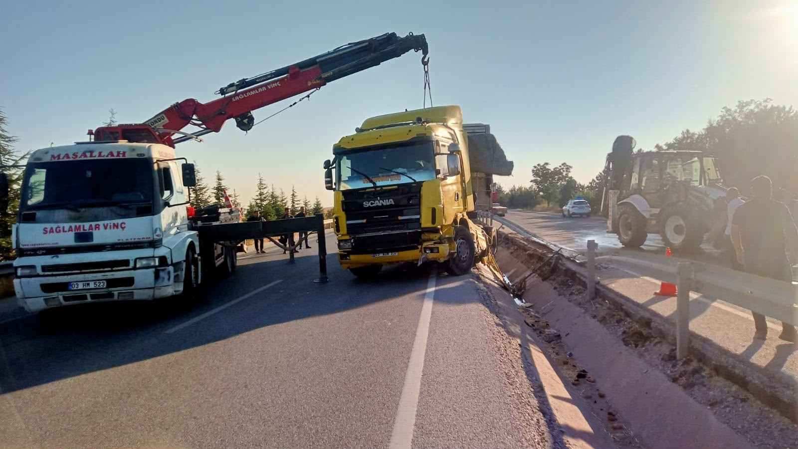 Emirdağ’da patates yüklü tır devrildi: Tonlarca ürün yola saçıldı
