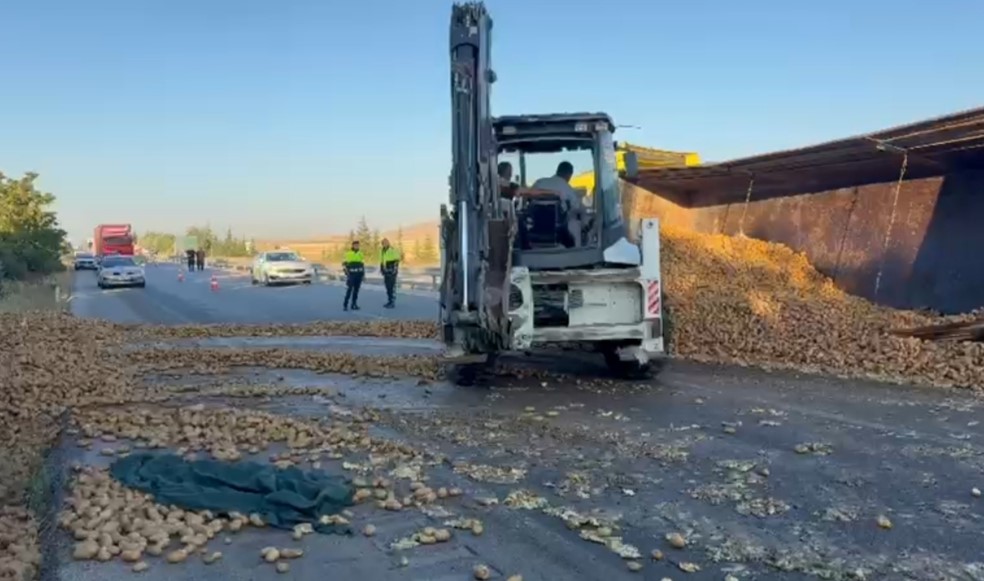 Emirdağ’da patates yüklü tır devrildi: Tonlarca ürün yola saçıldı