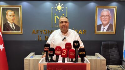 Toplantıda basın mensuplarının karşısına geçen İYİ Parti Afyonkarahisar İl Başkanı