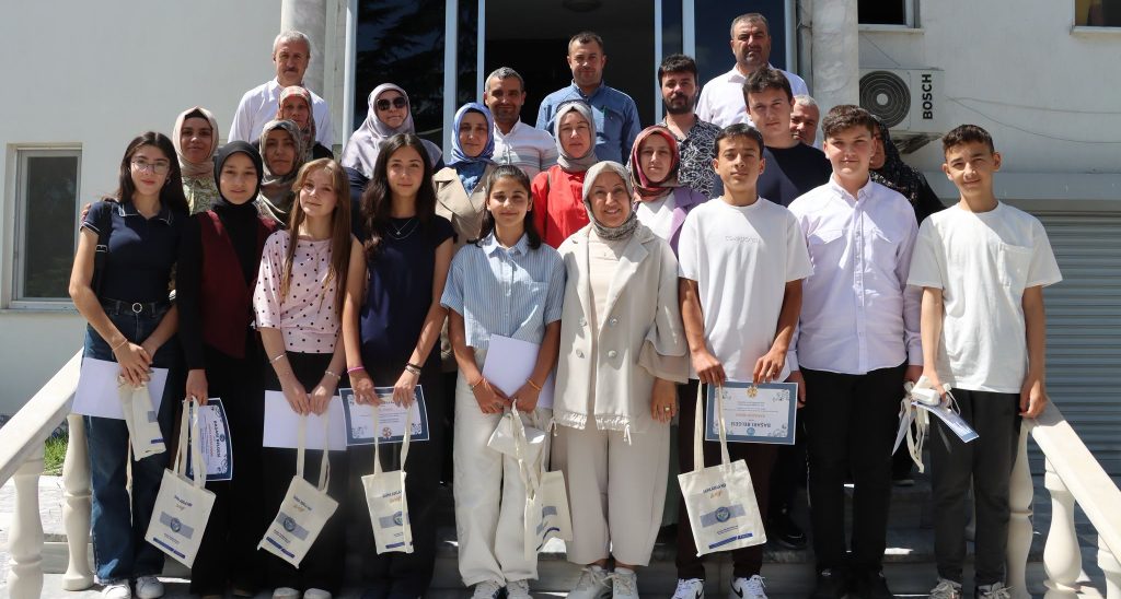 İscehisar’da LGS’de dereceye giren öğrenciler ödüllendirildi
