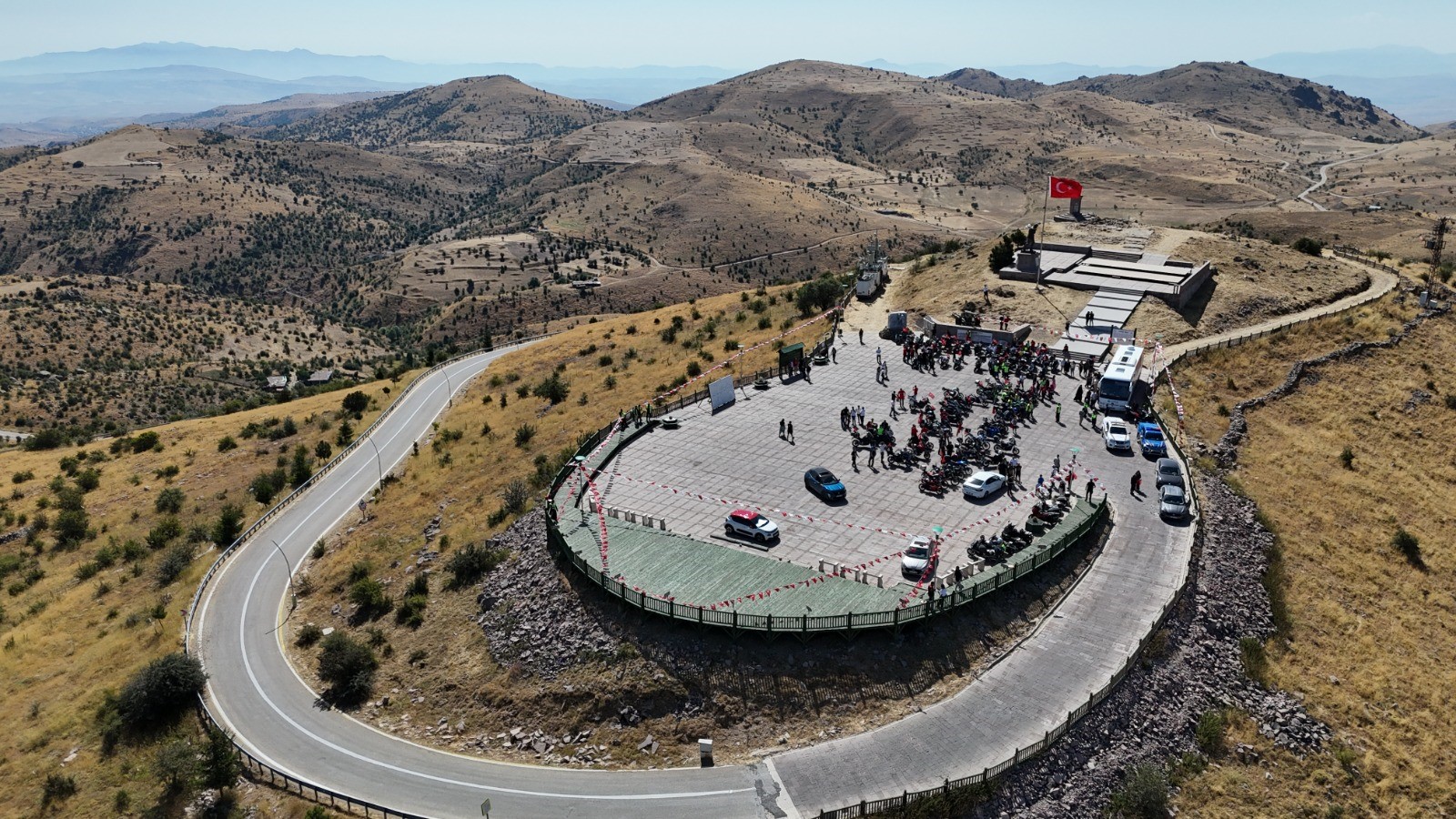Motosiklet tutkunlarından Kocatepe pozu