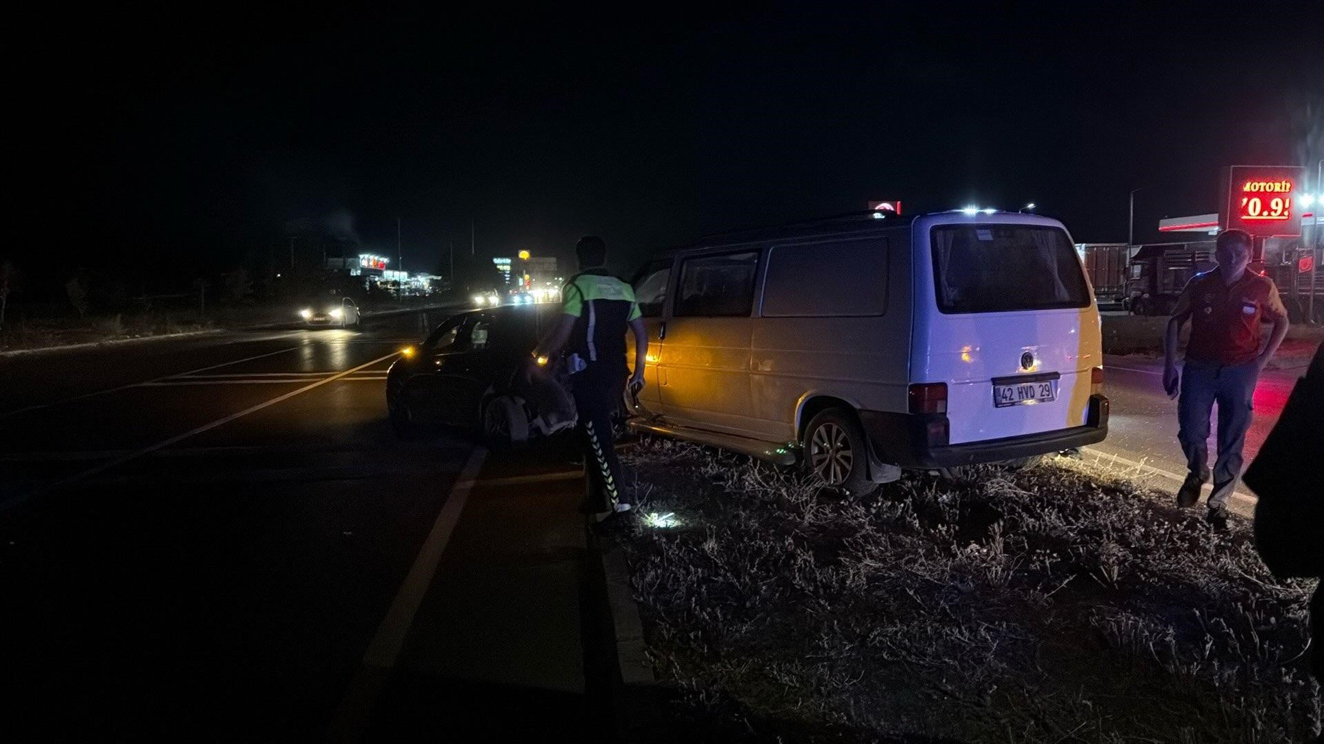 Sinanpaşa’da kamyonet ile otomobil çarpıştı: 11 yaralı
