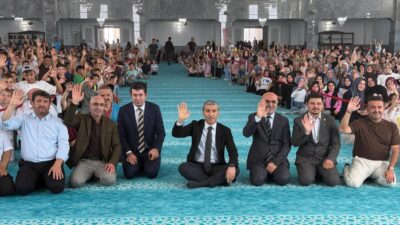 Kur’an-ı Kerim tilavetiyle başlayan programda, yaz boyunca dini eğitim alan