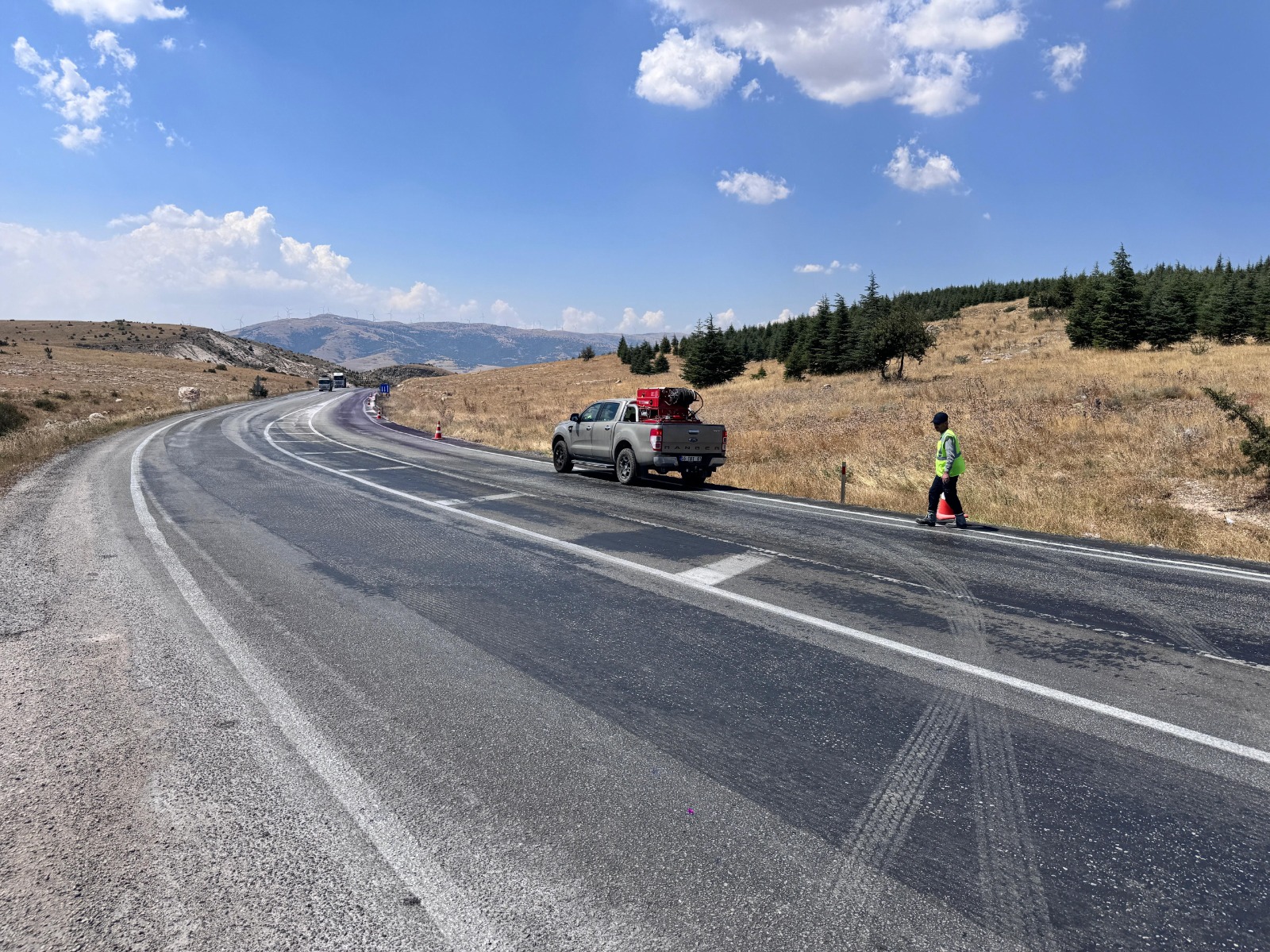 Araçların rengini değiştiren yol temizleniyor