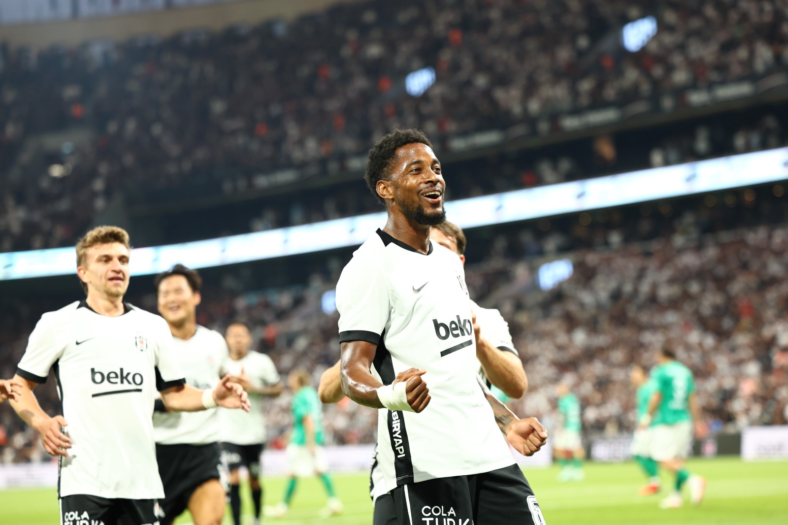 Beşiktaş, Avrupa'da tur kapısını araladı