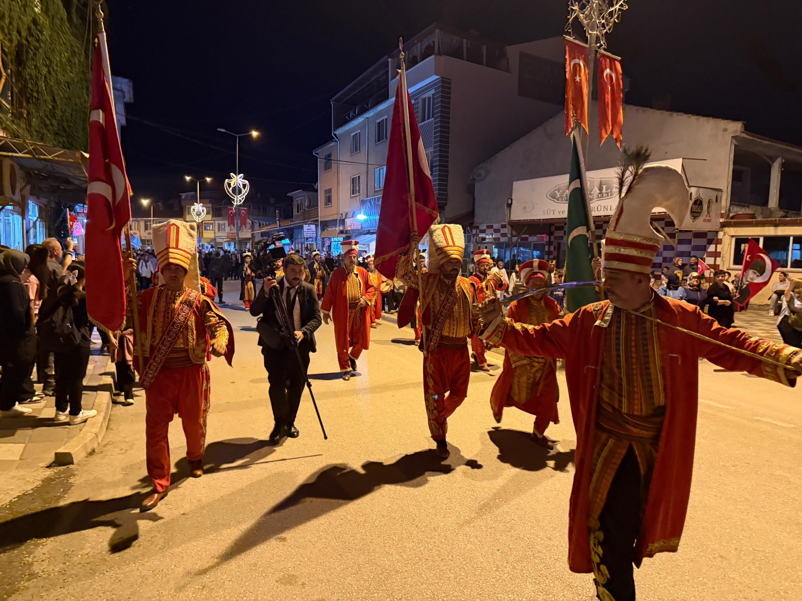 Şuhut’ta zafer coşkusu: Atlı birlikler İzmir’e uğurlandı 2 Şuhut’ta zafer coşkusu: Atlı birlikler İzmir’e uğurlandı