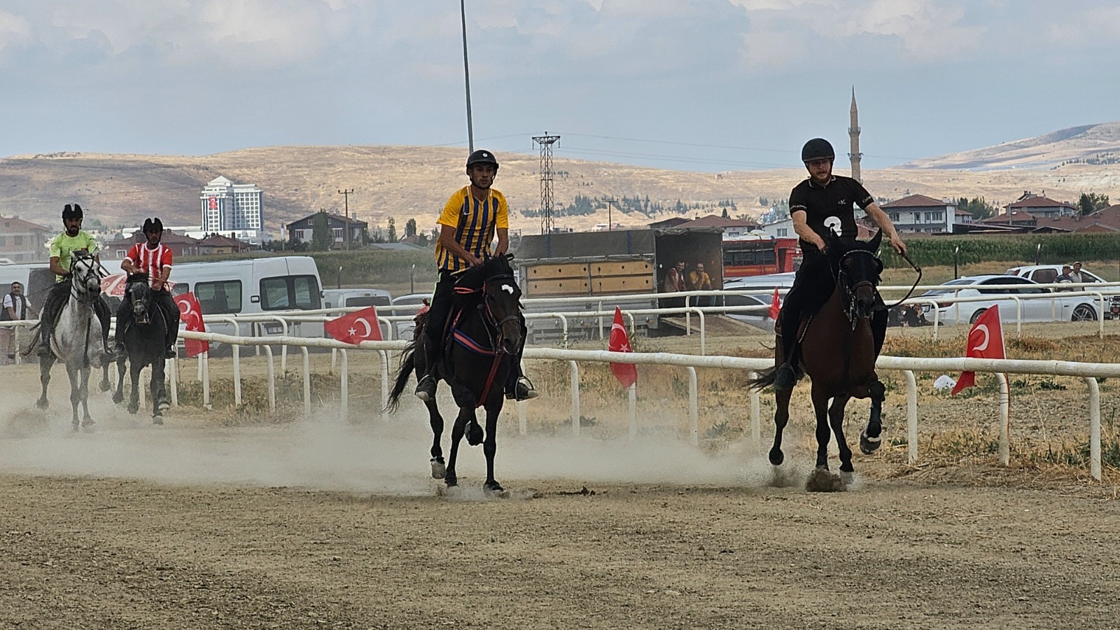 Afyonkarahisar'da geleneksel at yarışları heyecanı yaşandı