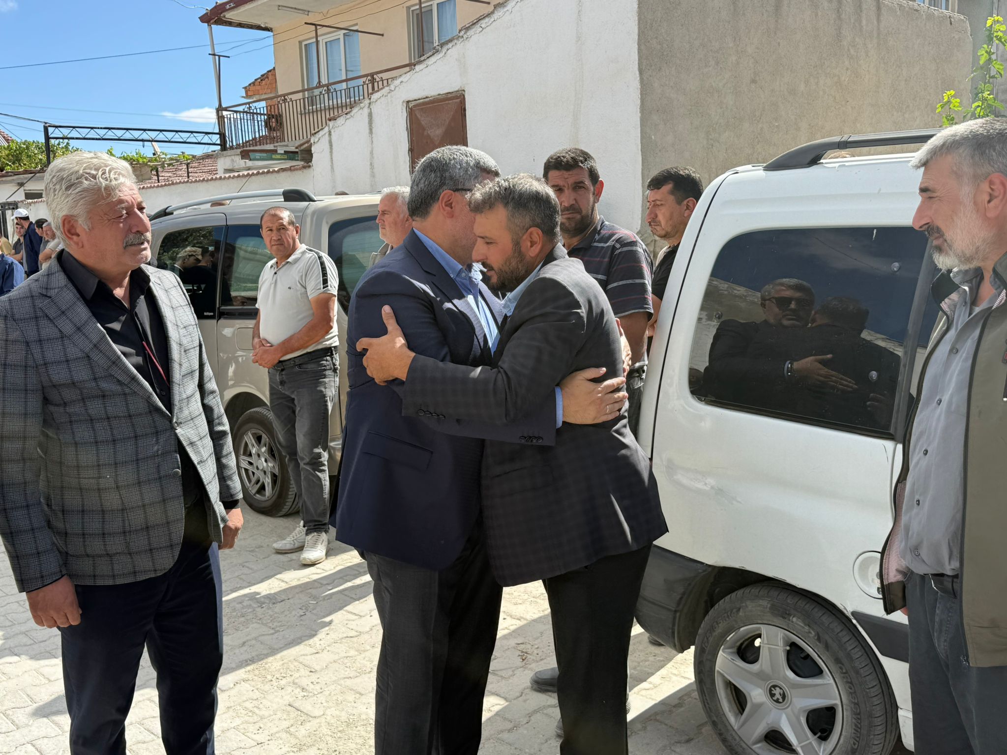 Özkaya sahada: “Afyonkarahisar’ın her köşesinde hemşehrilerimizle birlikteyiz”