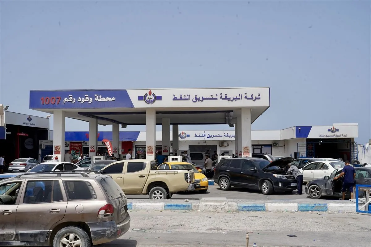 Petrol zengini Libya’da yakıt krizi benzin istasyonlarında uzun araç kuyruklarına neden oldu