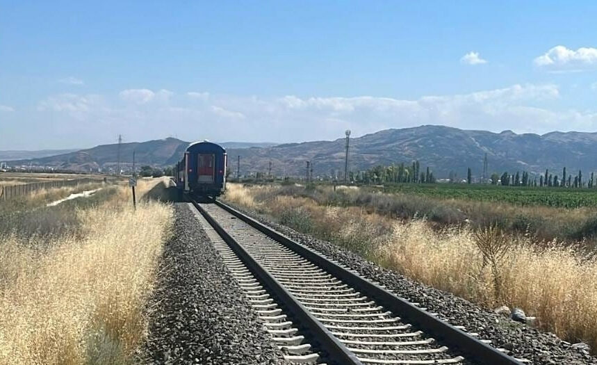 Afyonkarahisar’da trenin çarptığı tarım aracındaki 1 kişi öldü, 2 kişi yaralandı