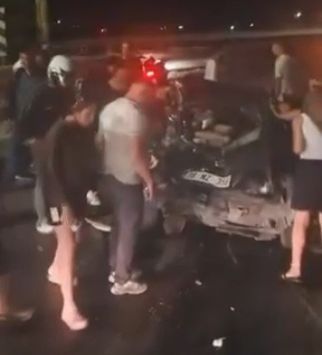 Astsubayları taşıyan otomobil bariyerlere çarptı: 3 yaralı