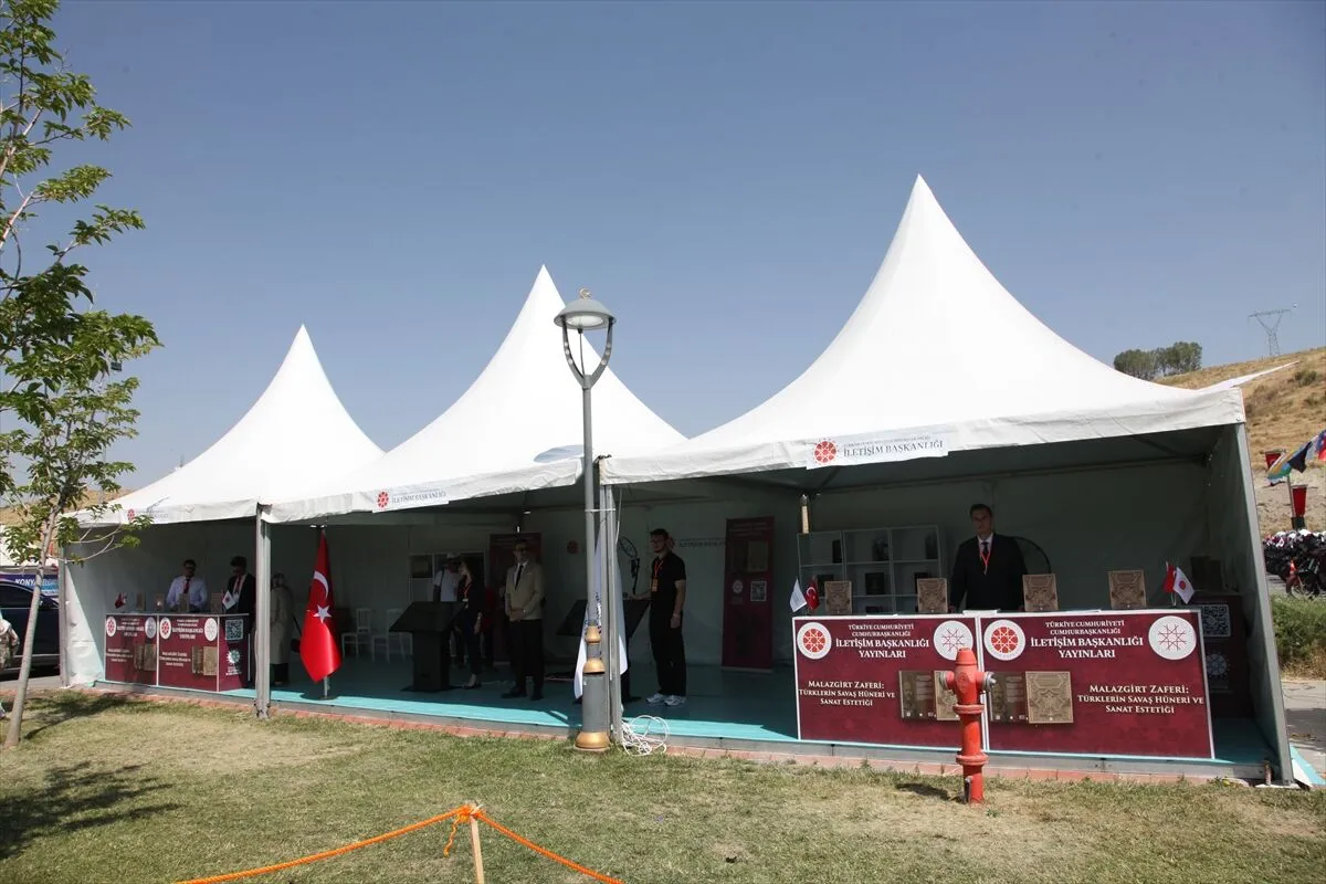 Ahlat'ta İletişim Başkanlığı standına yoğun ilgi