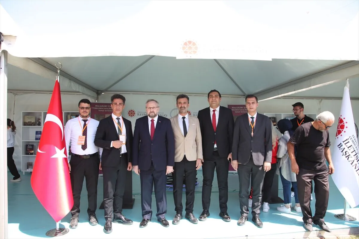 Ahlat'ta İletişim Başkanlığı standına yoğun ilgi