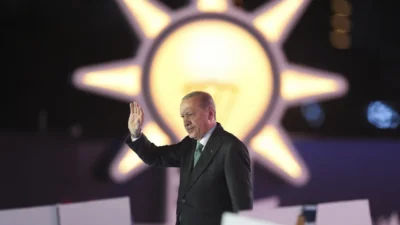 Cumhurbaşkanı Erdoğan, eşi Emine Erdoğan ve AK Parti ile yaşıt