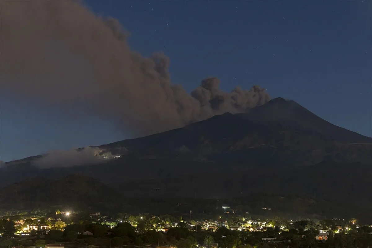 Etna Yanardağı'nın kül püskürtmesi, Katanya Havalimanı'nda uçuşların durdurulmasına neden oldu