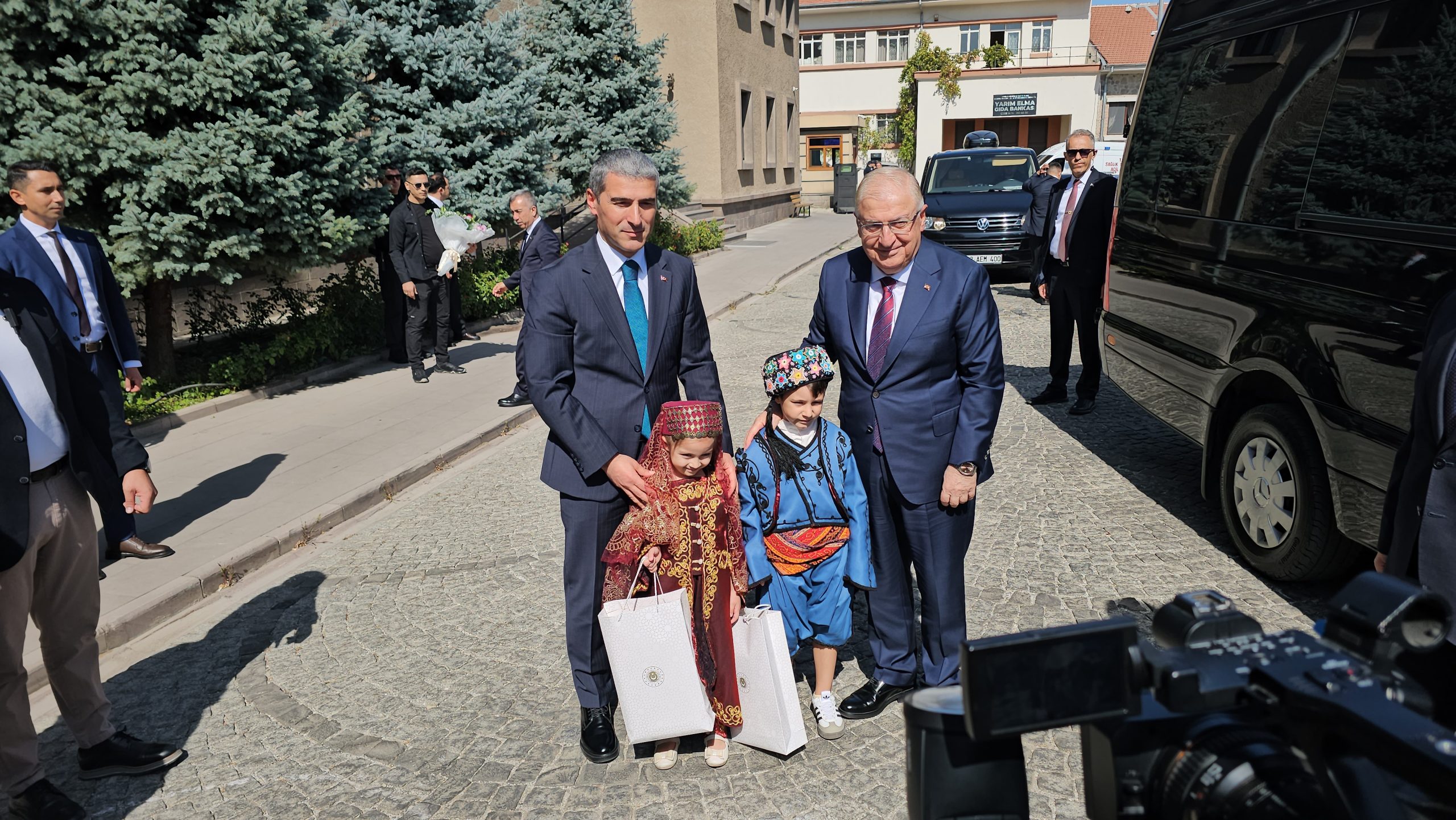 Milli Savunma Bakanı Yaşar Güler Afyonkarahisar Valiliği’ni ziyaret etti