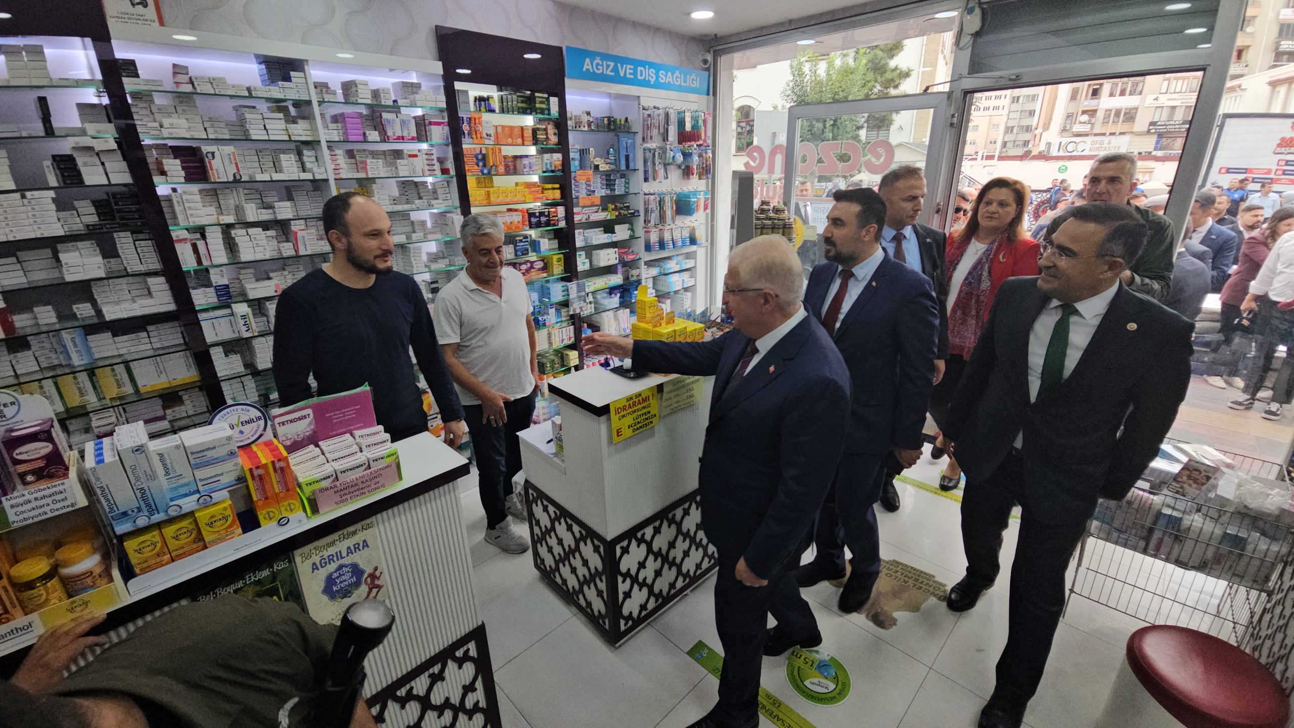 Bakan Güler ve il protokolü Afyonkarahisar esnafıyla buluştu