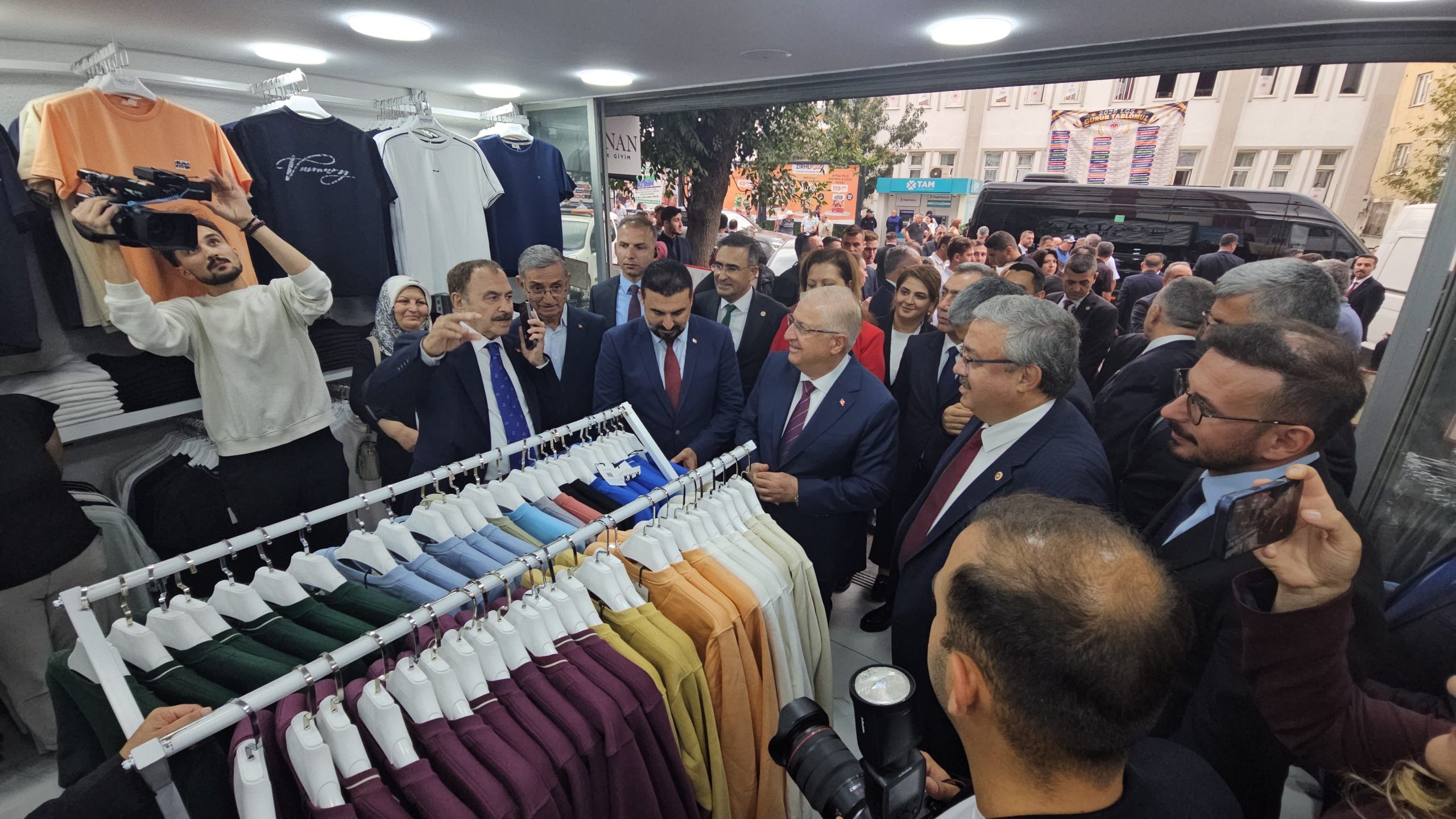Bakan Güler ve il protokolü Afyonkarahisar esnafıyla buluştu