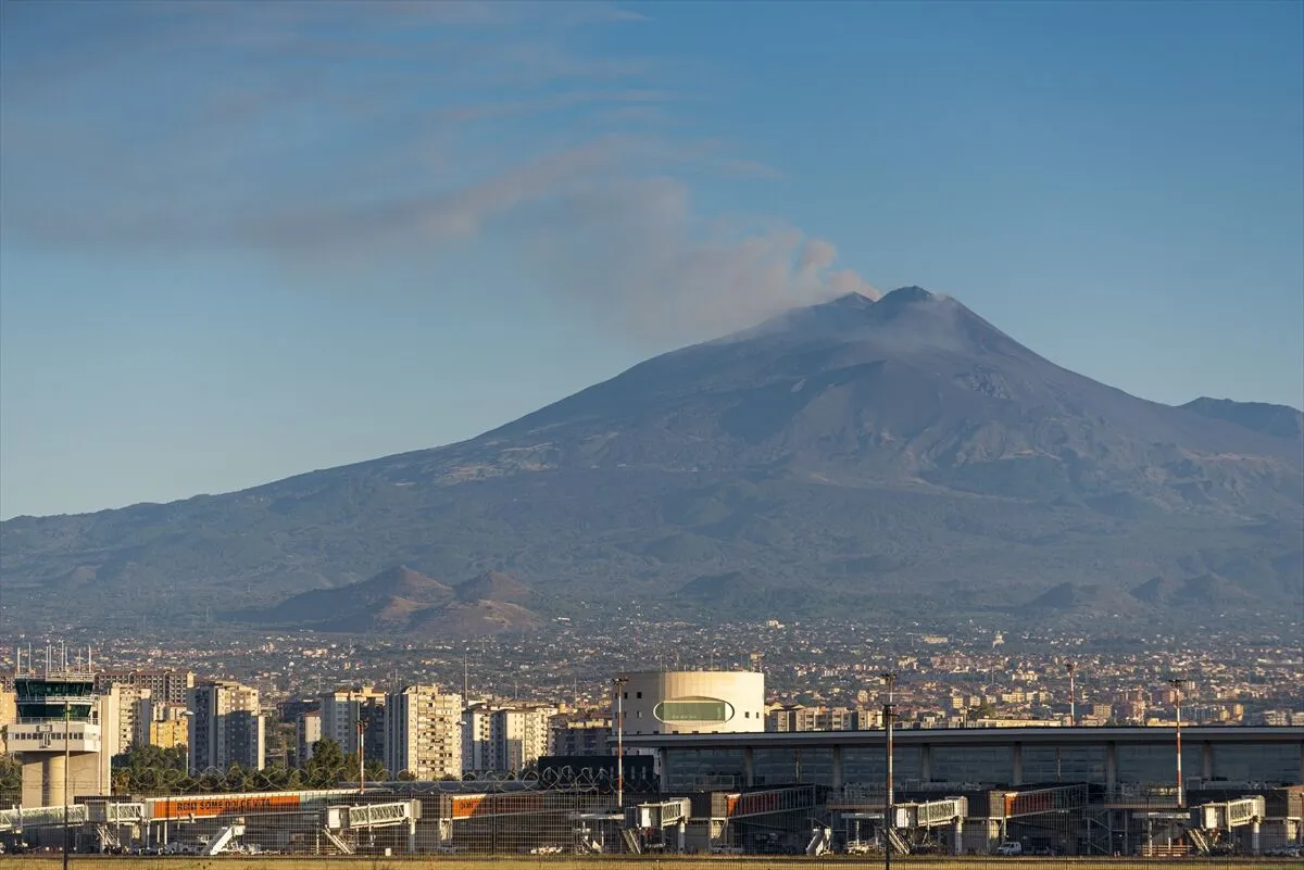 Etna Yanardağı'nın kül püskürtmesi, Katanya Havalimanı'nda uçuşların durdurulmasına neden oldu