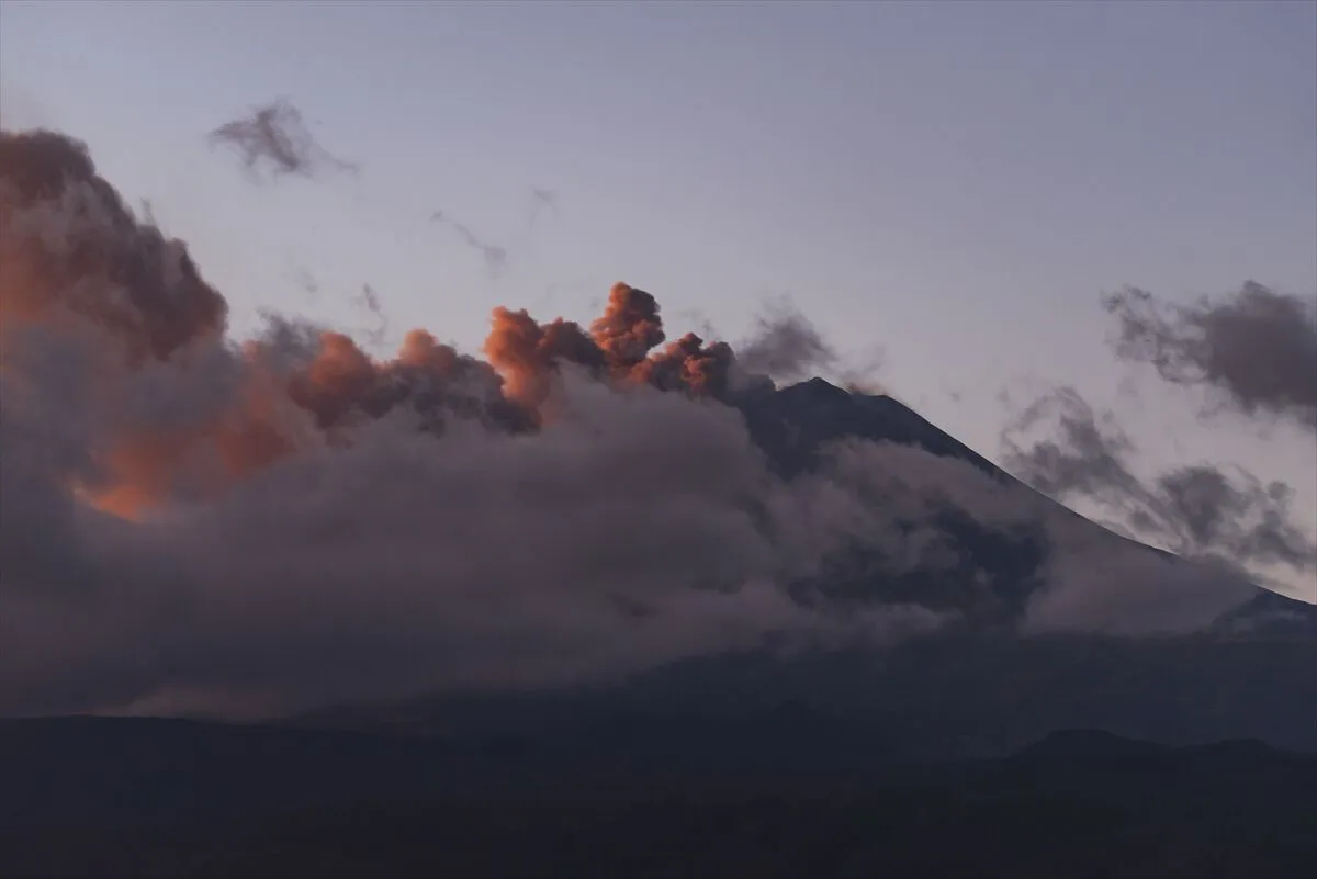 Etna Yanardağı'nın kül püskürtmesi, Katanya Havalimanı'nda uçuşların durdurulmasına neden oldu