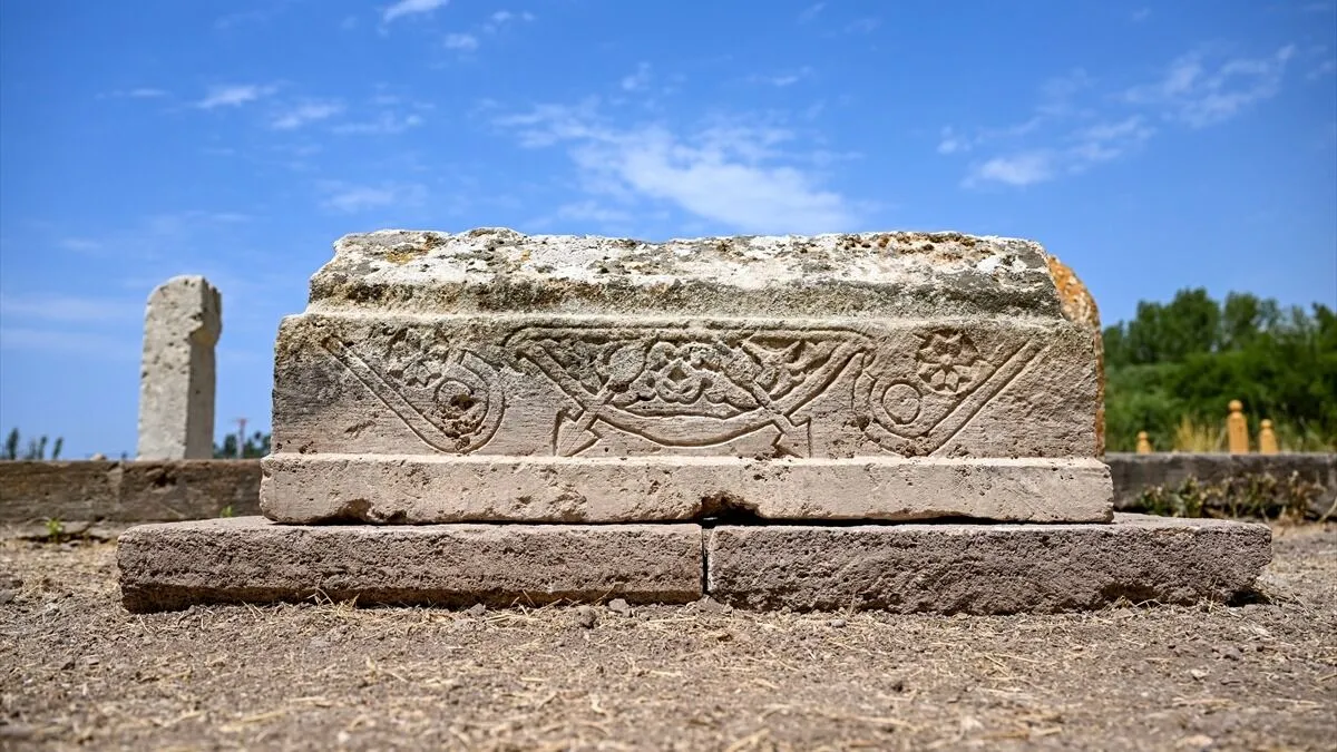 Gevaş'ta 700 yıllık mezarlıkta çocuk mezarı bulundu