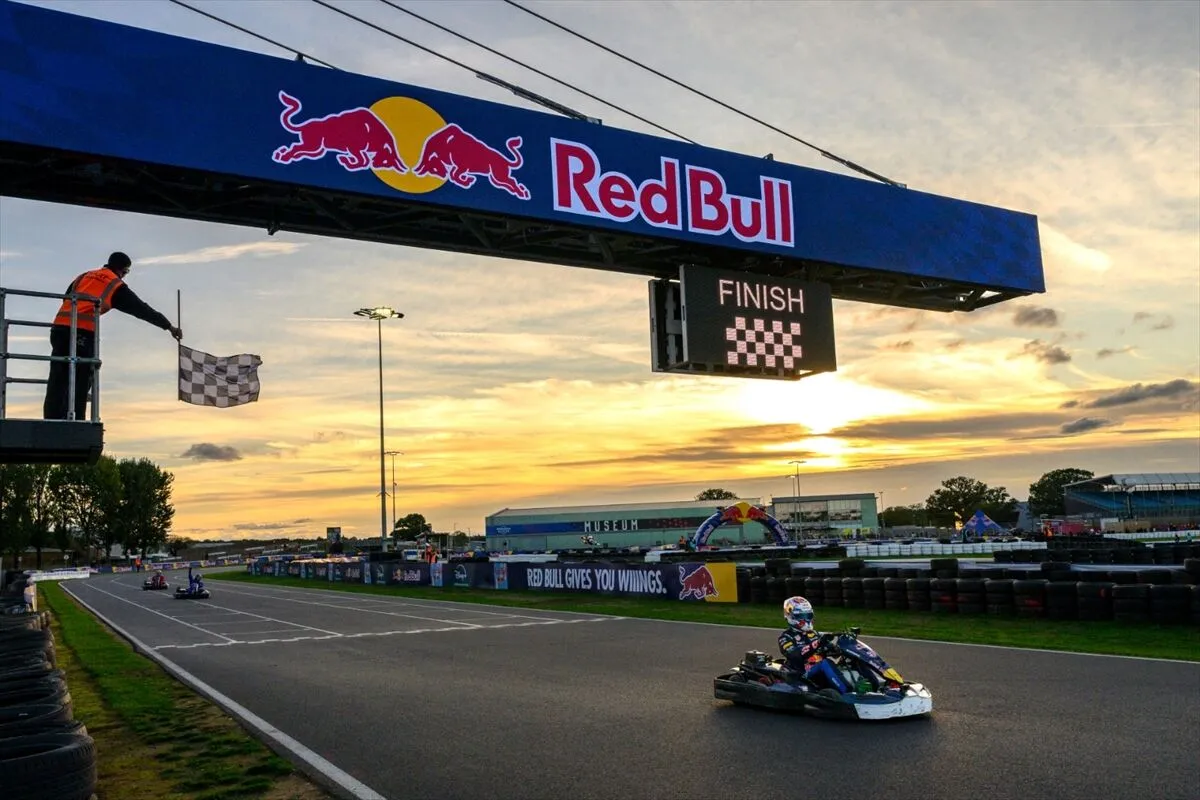 Verstappen, 14 turda 100 amatör karting sürücüsünü geride bıraktı