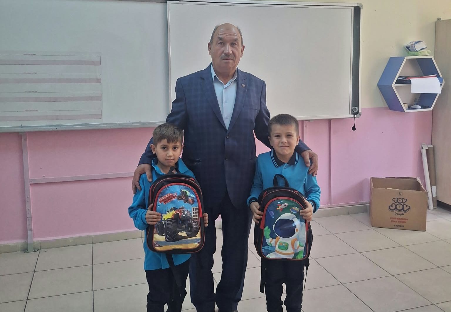 İscehisar’da öğrencilere kırtasiye desteği