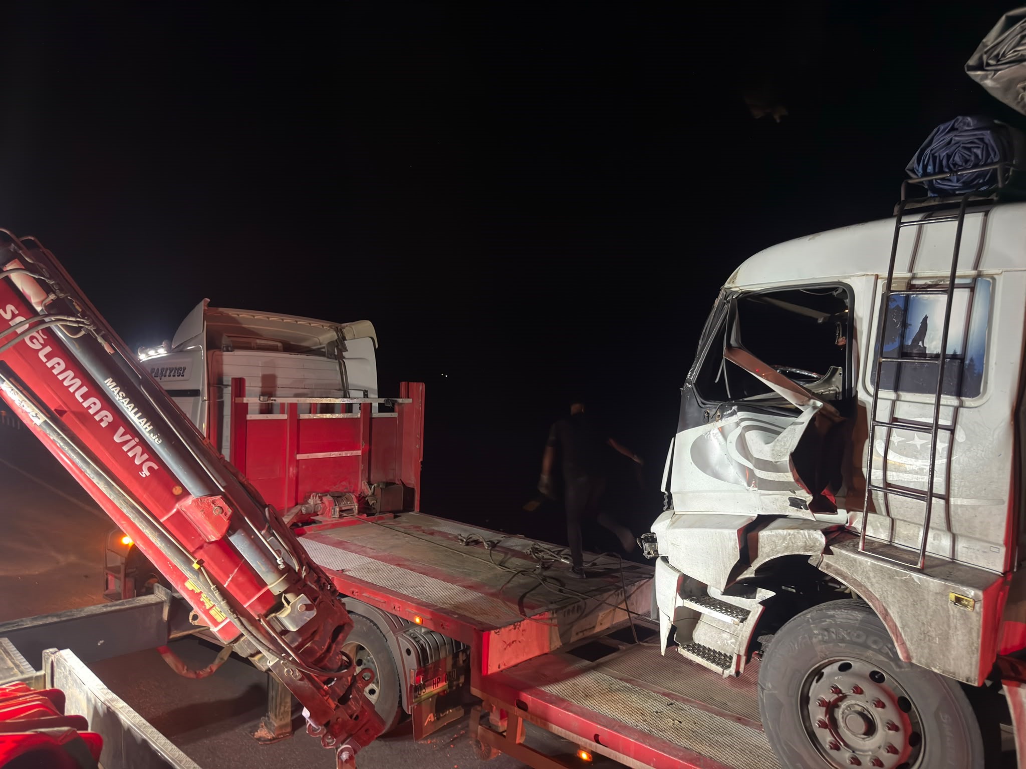 Yaralanan kamyon sürücüsünün feryatları yürekleri burktu