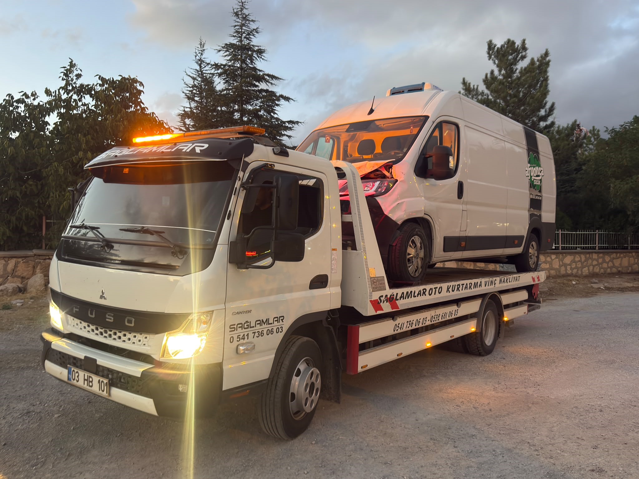 Bayat'ta otomobil ve kamyonet çarpıştı: 3 yaralı 9 Bayat'ta otomobil ve kamyonet çarpıştı: 3 yaralı