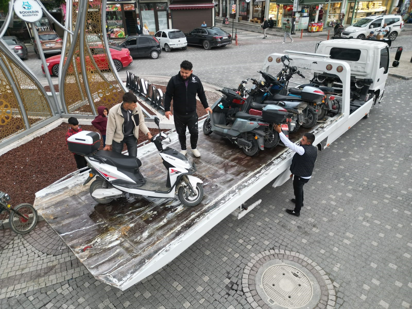 Polis durdurdu, gerçek ortaya çıktı: 36 motosiklet plakasız