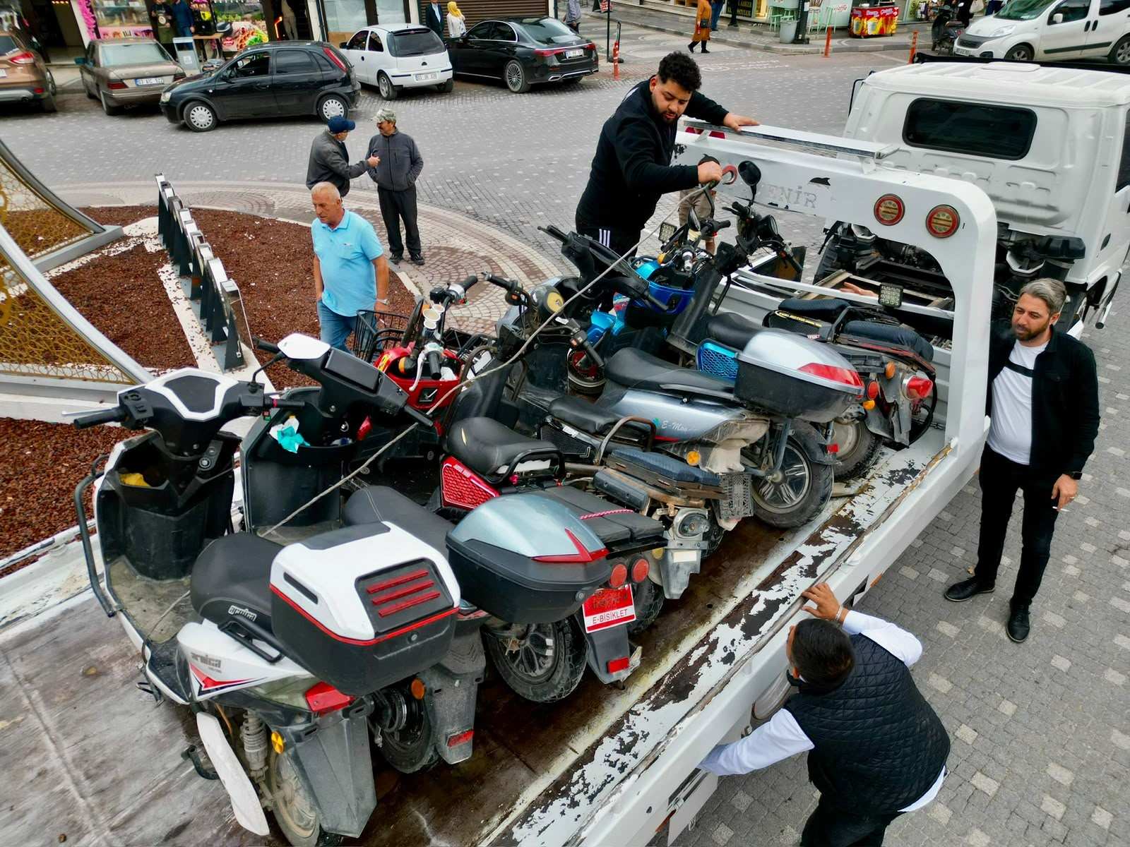 Polis durdurdu, gerçek ortaya çıktı: 36 motosiklet plakasız