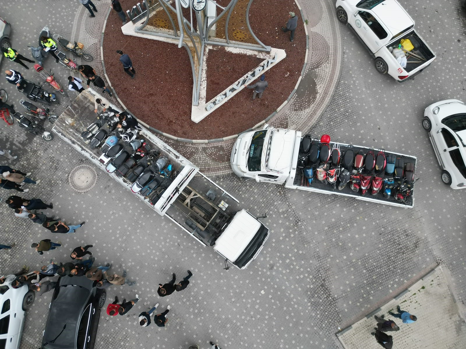 Polis durdurdu, gerçek ortaya çıktı: 36 motosiklet plakasız