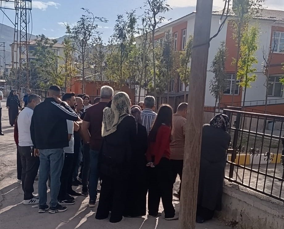 Okula pompalı tüfekle geldi, öğretmenler fark etti