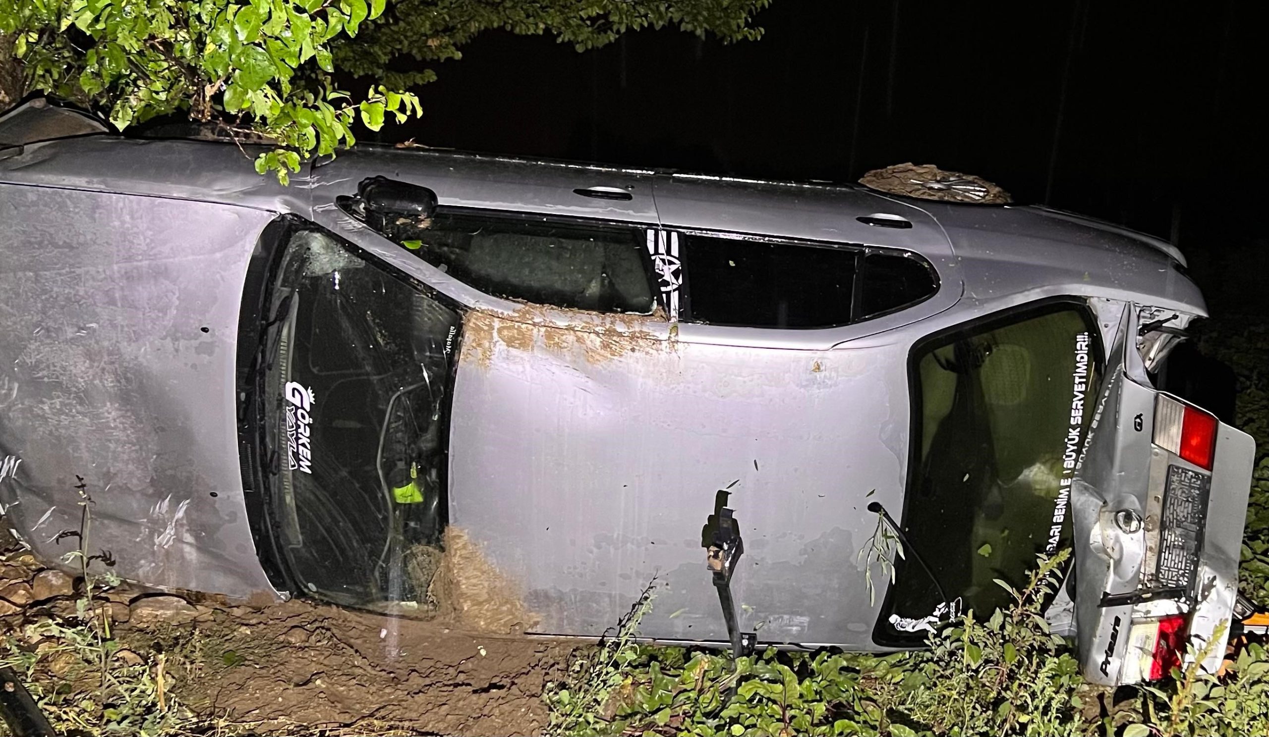 Tarlaya devrilen otomobilde sürücü yaralandı