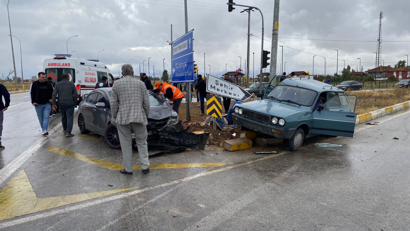 Gediz kavşağında feci kaza: 2 ölü, 8 yaralı