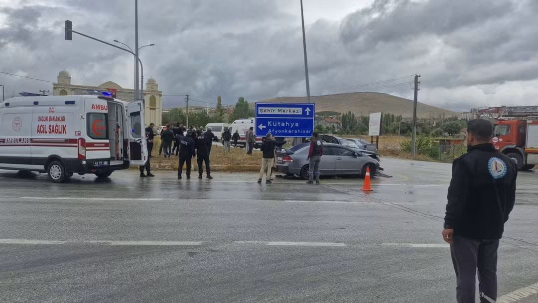 Gediz kavşağında feci kaza: 2 ölü, 8 yaralı