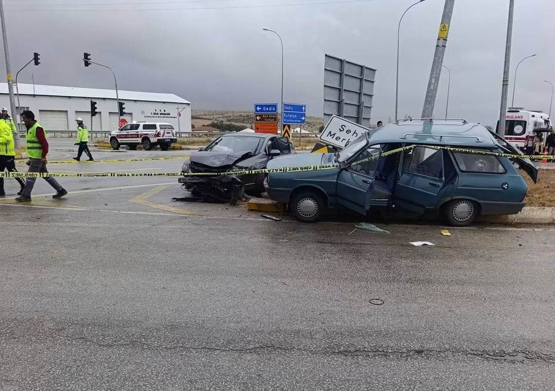 Gediz kavşağında feci kaza: 2 ölü, 8 yaralı