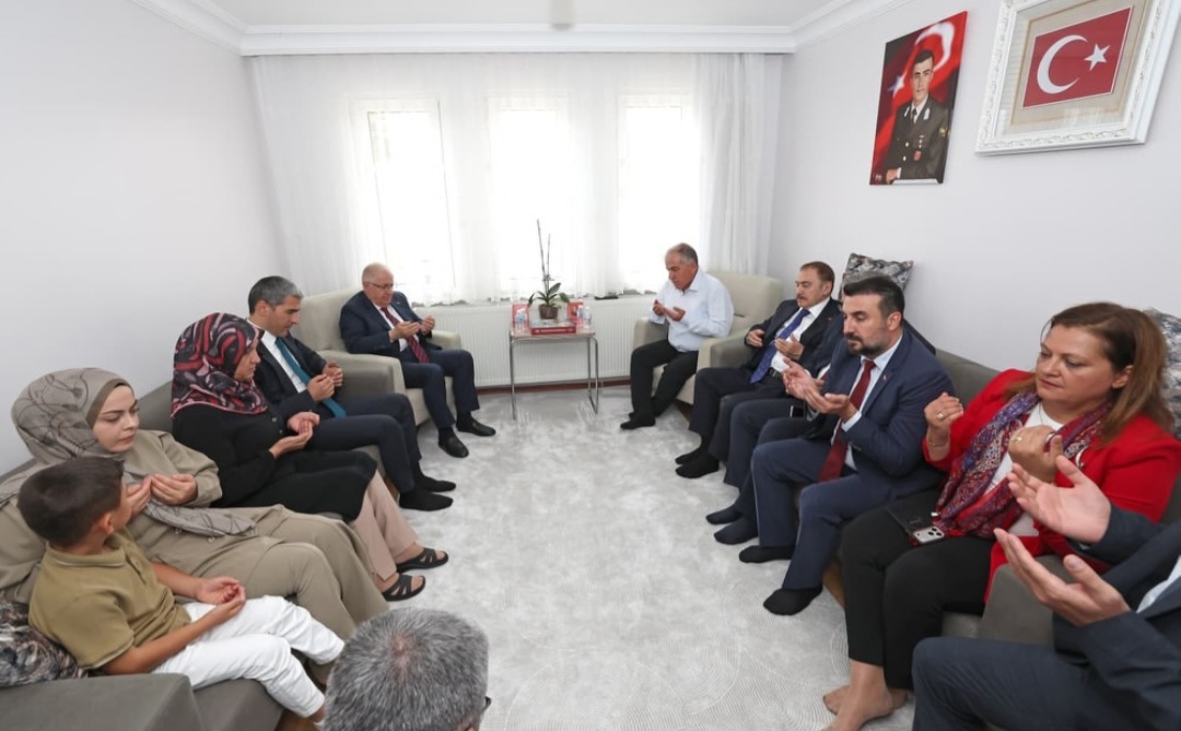 Bakan Güler ve il protokolü şehit Karadirek’in ailesini ziyaret etti