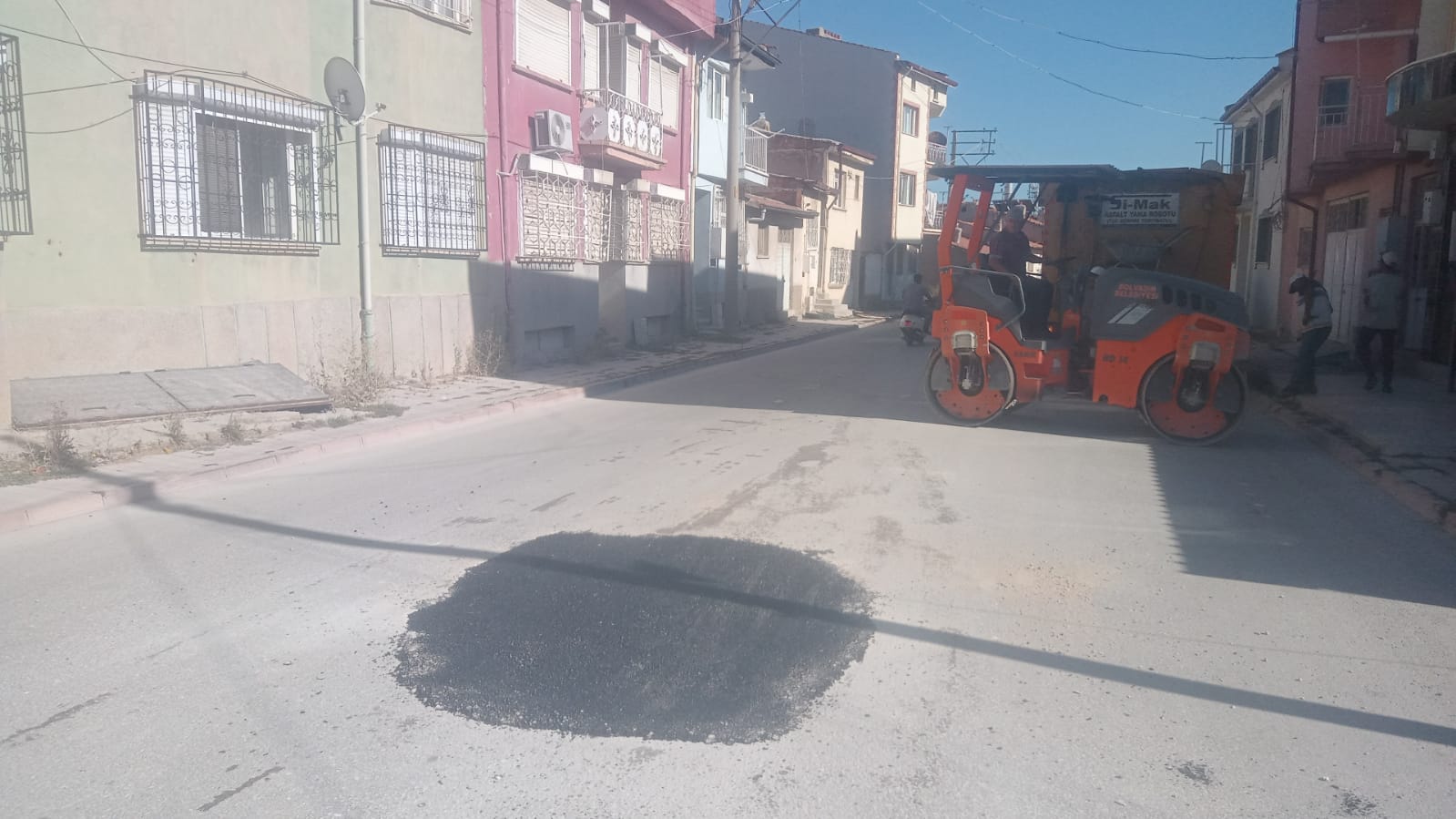 Bolvadin’de yol bakım ve onarım çalışmaları sürüyor