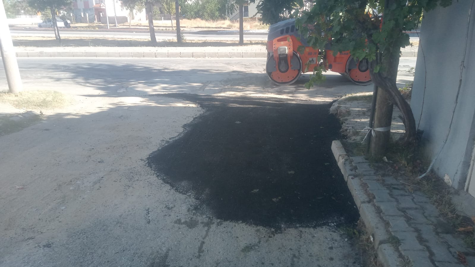 Bolvadin’de yol bakım ve onarım çalışmaları sürüyor
