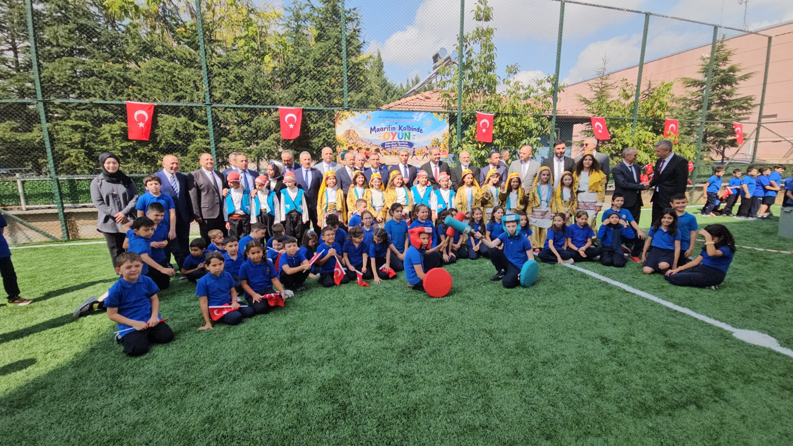 Miniklerden protokole zor sorular! İlk ders gününde renkli anlar