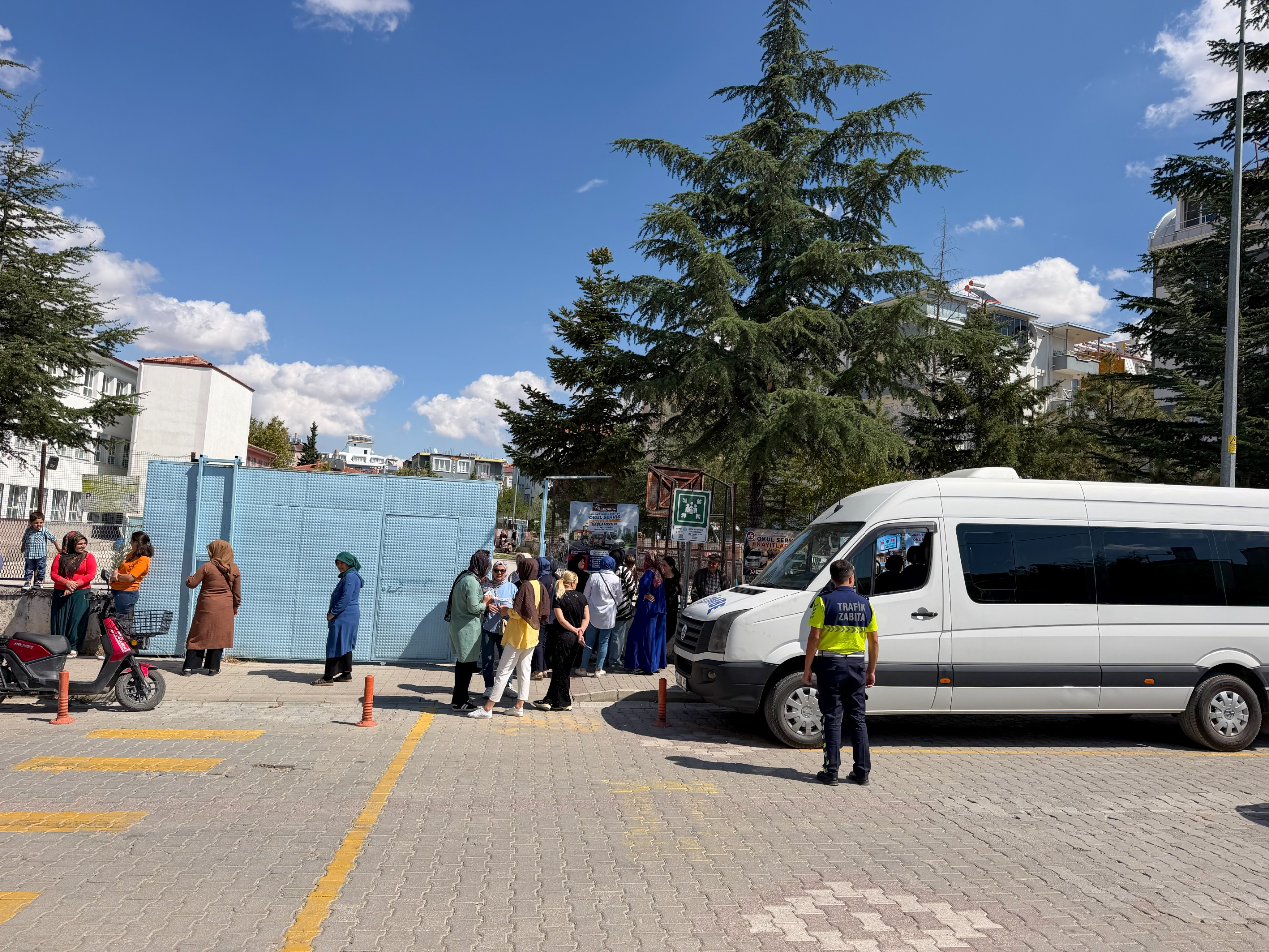 Sandıklı’da Trafik Zabıta ekipleri okul önlerinde görev başında
