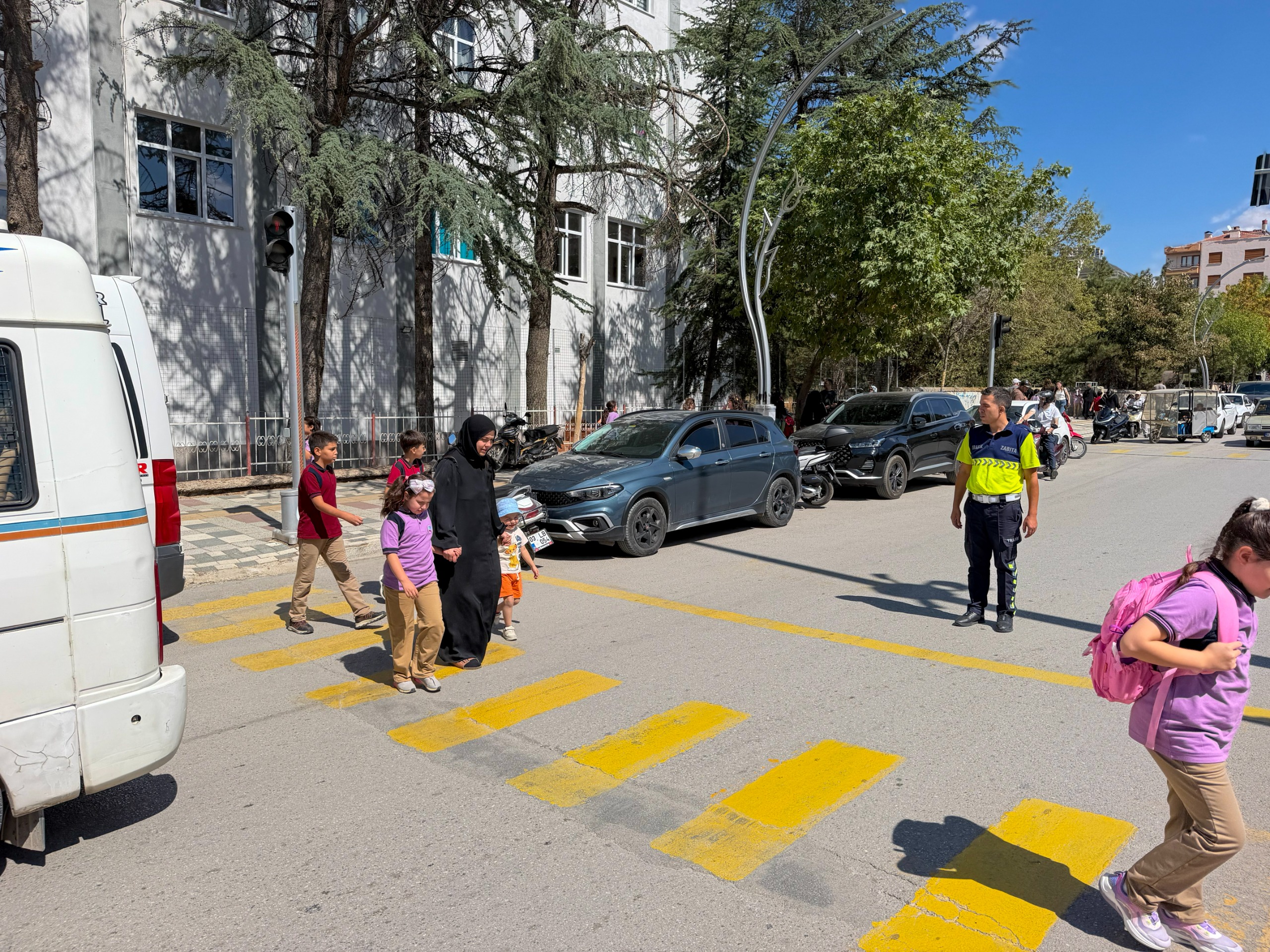Sandıklı’da Trafik Zabıta ekipleri okul önlerinde görev başında