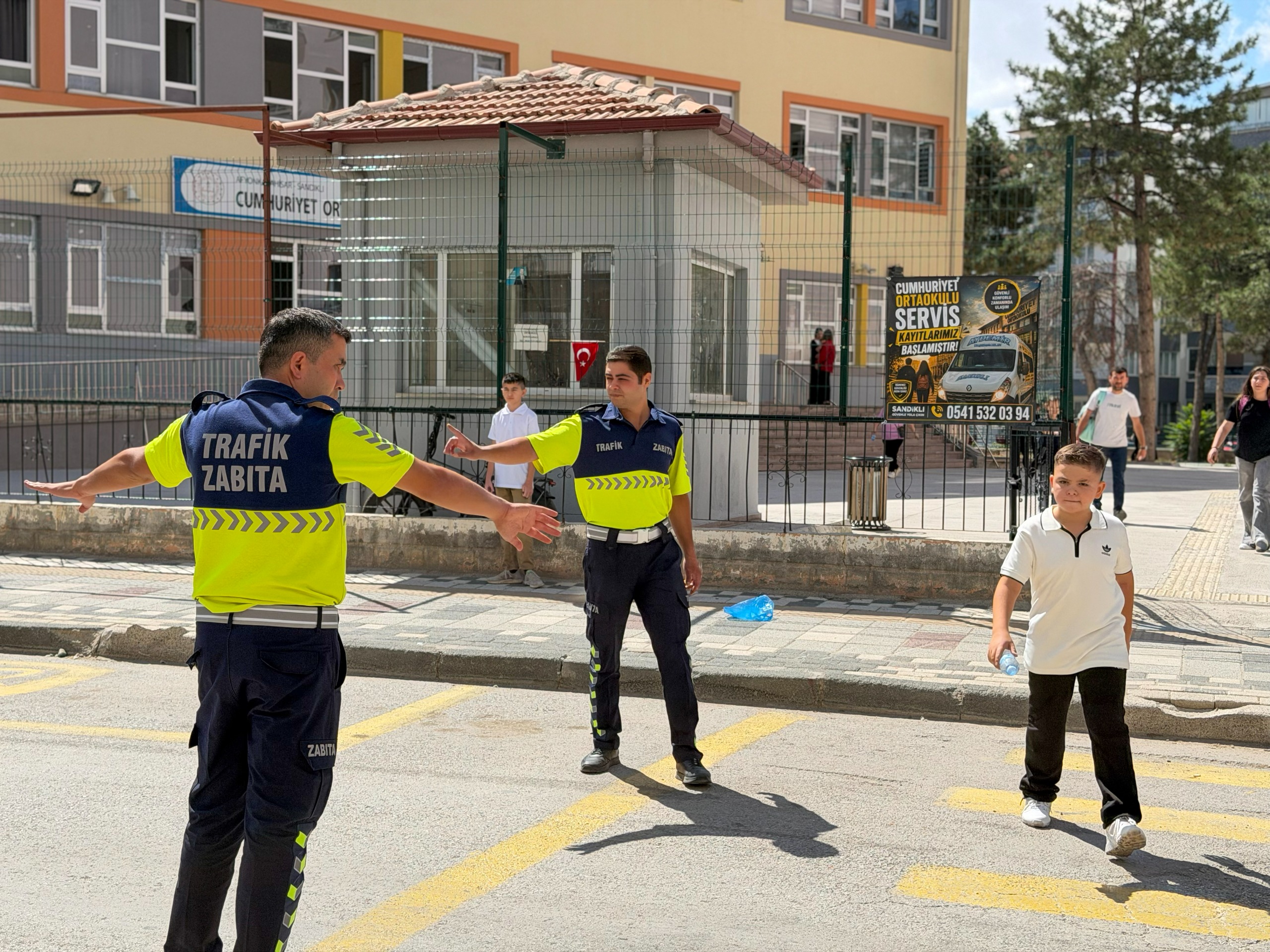 Sandıklı’da Trafik Zabıta ekipleri okul önlerinde görev başında