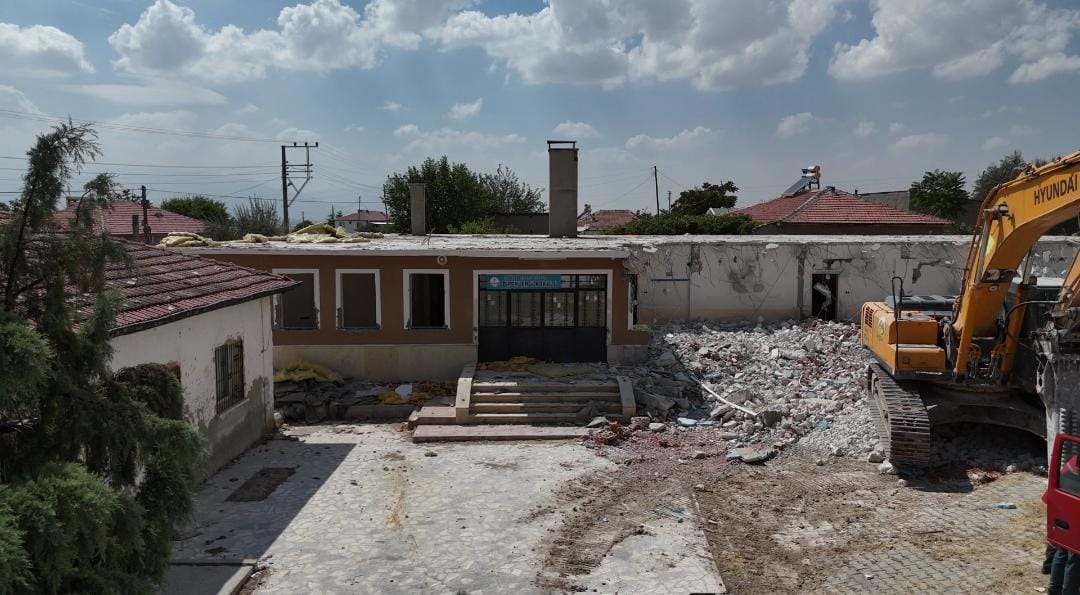 Dipevler İlkokulu’nun yıkım çalışmalarına başlandı